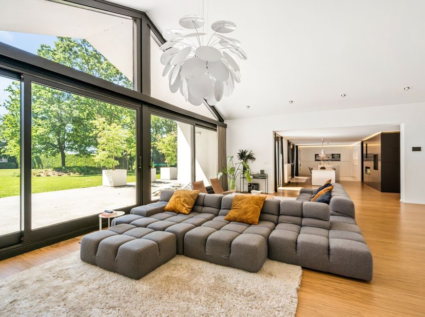 Ontdek deze uitzonderlijke villa, prachtig gelegen in het groene en gegeerde Oud-Turnhout. Dit unieke eigendom werd in 2018 compleet gerenoveerd en (d