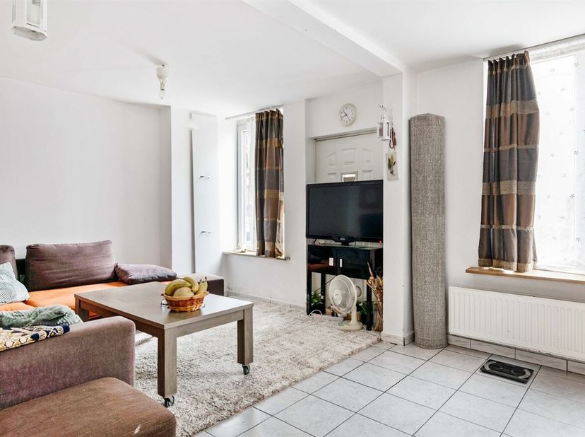 Centraal gelegen HOB in Kieldrecht<br />
Ligging<br />
Gelegen in het dorpscentrum van Kieldrecht geniet deze woning van een aangename woonomgeving me