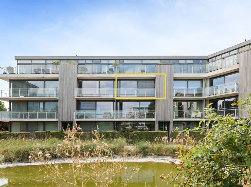 LICHTRIJK APPARTEMENT MET TWEE TERRASSEN EPC A<br />
U zoekt een ruim en bijzonder lichtrijk appartement waar u volop kunt genieten van zon, rust en