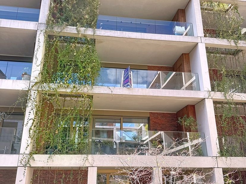 Bent u op zoek naar een comfortabele assistentiewoning waar zelfstandig wonen, veiligheid en ondersteuning centraal staan? Ontdek deze ruime assistent