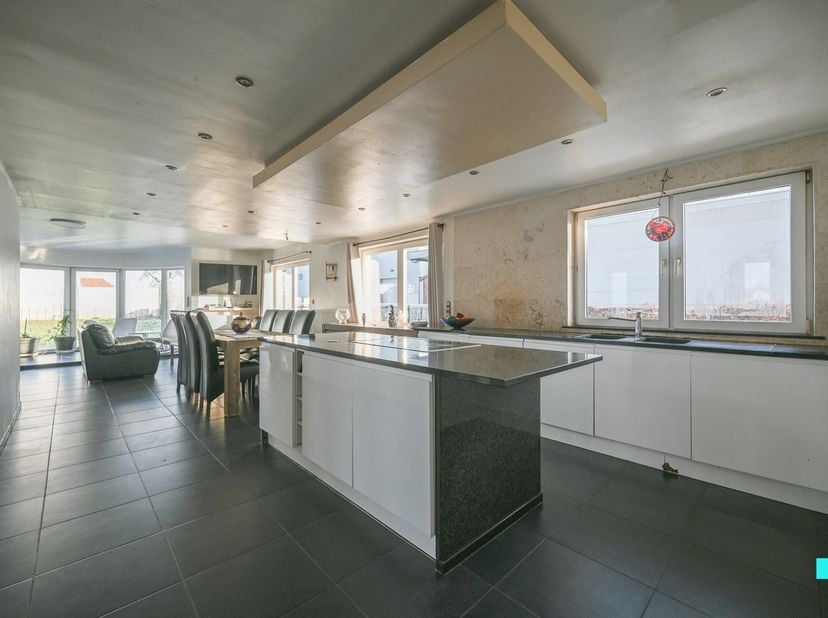 Deze vrijstaande woning beschikt over 4 slaapkamers en is strategisch gelegen nabij enkele belangrijke invalswegen. De woning beschikt over een bewoon