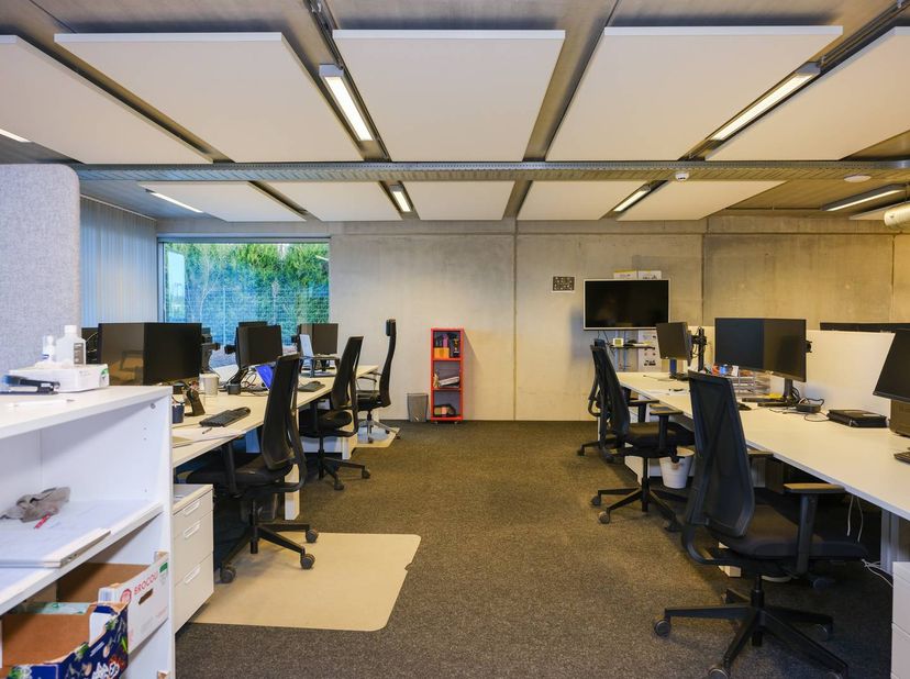 Gelegen op de hoek van de Ring van Roeselare (R32) staat dit instapklaar kantoor te huur van ca.540 m² met schitterende visibiliteit.<br />
<br />
Par