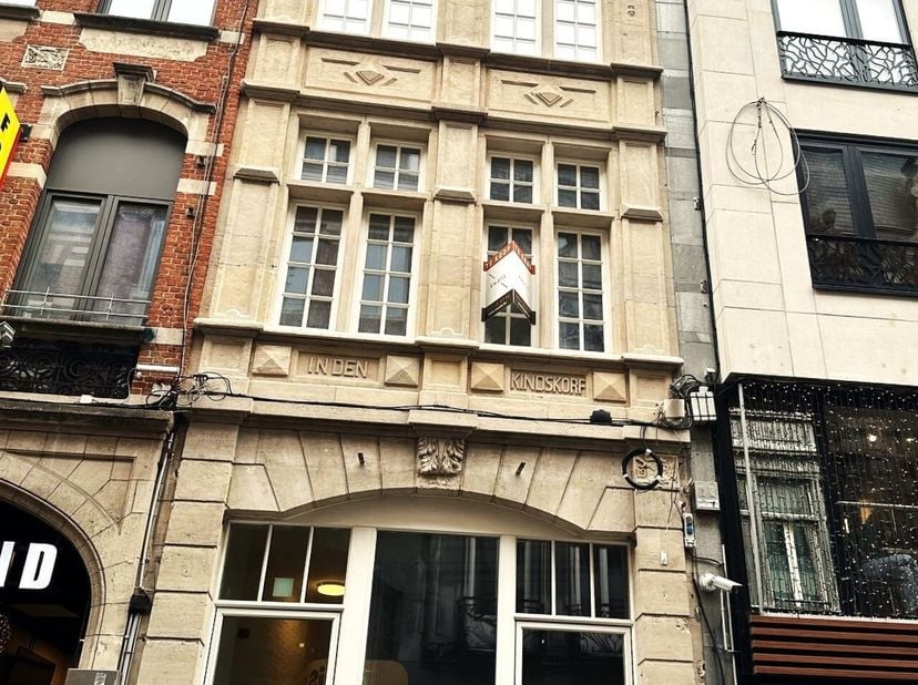In de Kortestraat, de charmante verbinding tussen de Grote en de Oude Markt, bevindt zich deze volledig vernieuwde studio in de kleinschalige resident