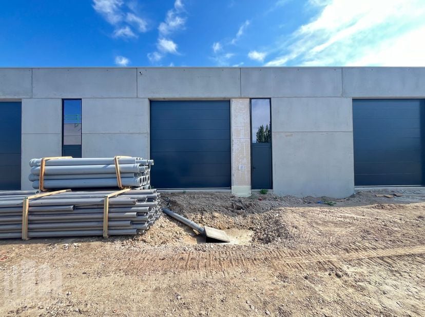 Kwaliteitsvolle nieuwbouw KMO-unit met een oppervlakte van 150 m² en 1 privatieve parkeerplaats te huur. De unit maakt deel uit van een nieuw KMO-proj