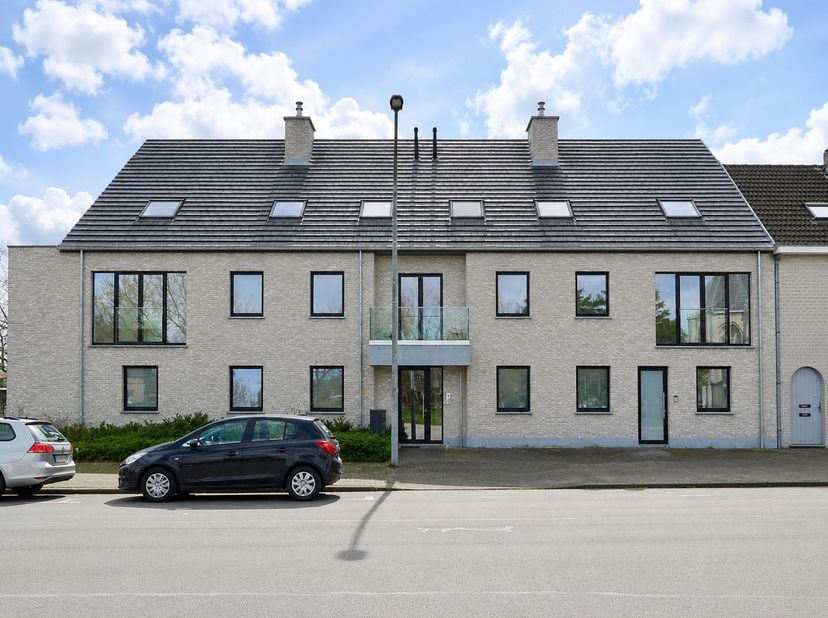Dit prachtige&amp;nbsp; appartement in residentie "De 4 emmers" bestaat uit een inkomhal, een berging, een apart toilet, een ruime living met open ingeric
