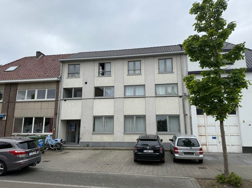 Zeer interessant opbrengsteigendom met centrale ligging tussen de Kleine en de Grote Ring van Hasselt. We bevinden ons op de Helipoststraat 45 waardoo
