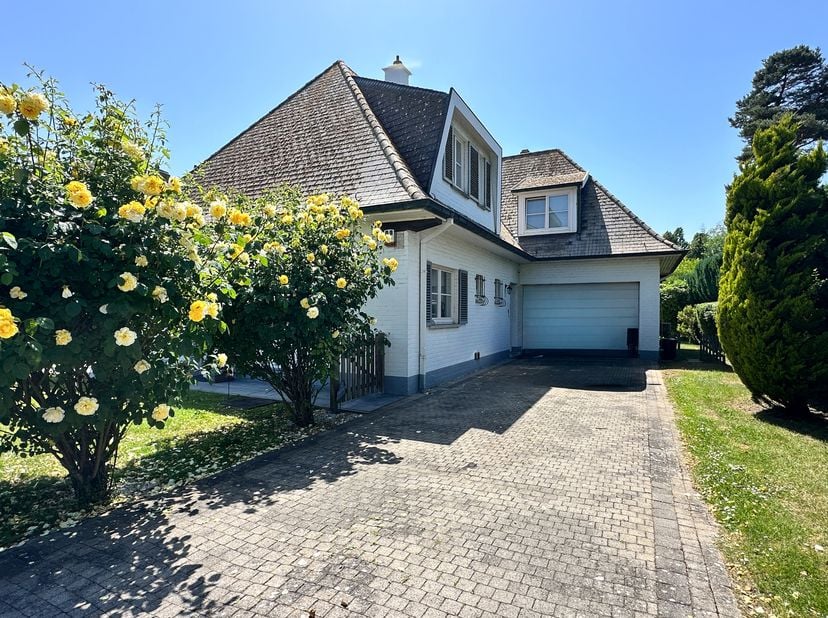 WATERLOO, wijk Versailles. Prachtige VILLA (5slpk/2badk/1dchk) van ± 257m². De woning bestaat uit een inkomhal met vestiaire en gastentoilet, een woon