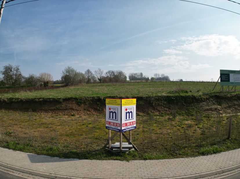 Ideaal gelegen op het platteland in een zeer rustige omgeving, prachtig uitzicht op de velden, nieuw bouwgrond voor een ruime woning met 3 gevels. Zee