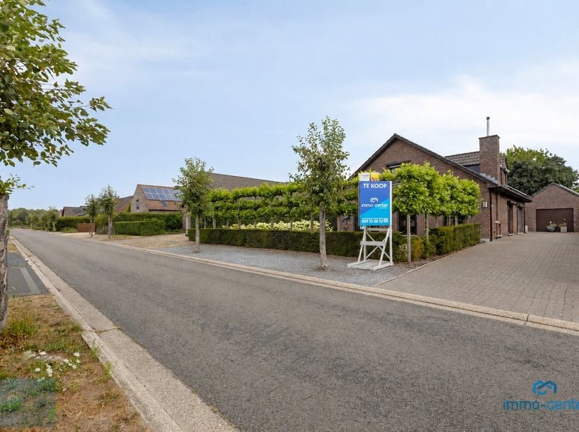 Welkom in Dautenstraat 120 te Diepenbeek: een verzorgde, instapklare vrijstaande woning waar ruimte,<br />
comfort en een heerlijke buitenbeleving sam