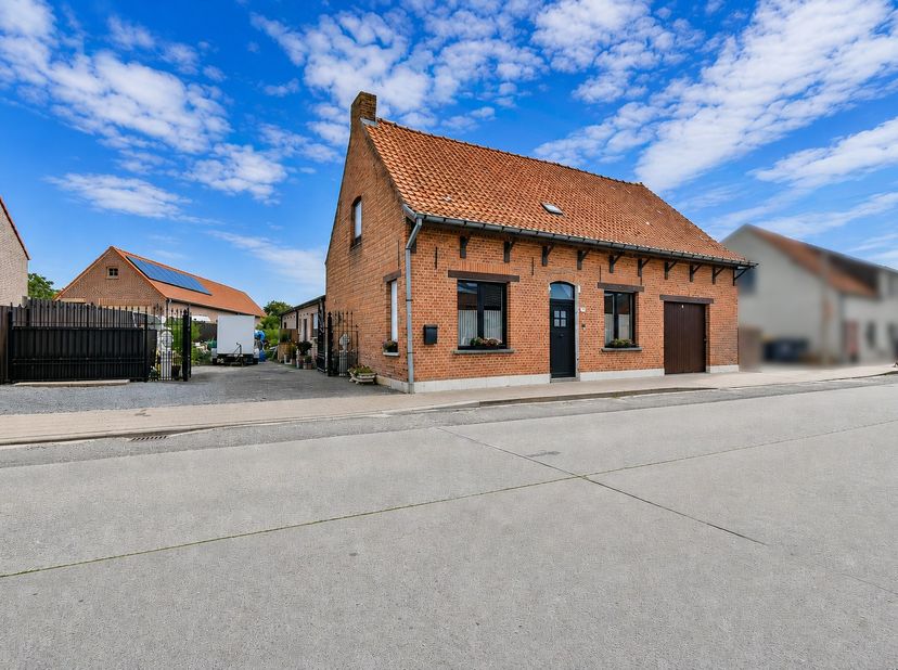 Welkom in de Amersveldestraat 235, een woning boordevol mogelijkheden op een perceel van 1.304 m² in het landelijke Zarren, vlakbij scholen, supermark