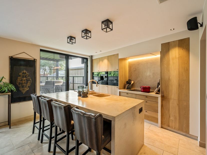 Dit exclusieve appartement spreidt zich uit over twee verdiepingen en biedt comfort, ruimte en luxe op hoog niveau. Op de eerste verdieping treft u ee