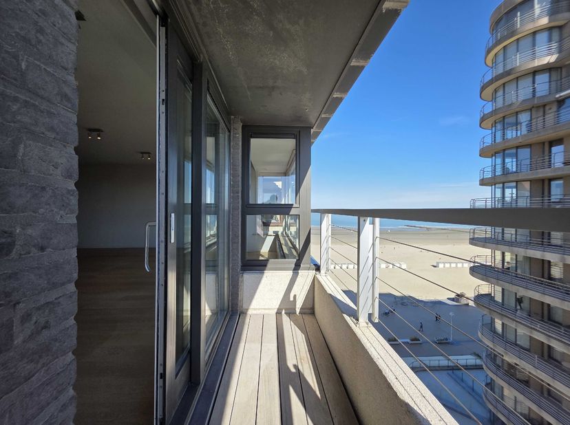 Unieke penthouse van 135 m² in residentie Asterie te Nieuwpoort. Dit stijlvolle appartement beschikt over een uitzonderlijk ruime woonkamer met zijdel