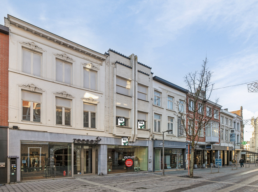 Commercieel handelspand met een totale oppervlakte van 425 m² met o.a. een zeer ruime commerciële ruimte en stockageruimte op een uitstekende commerci