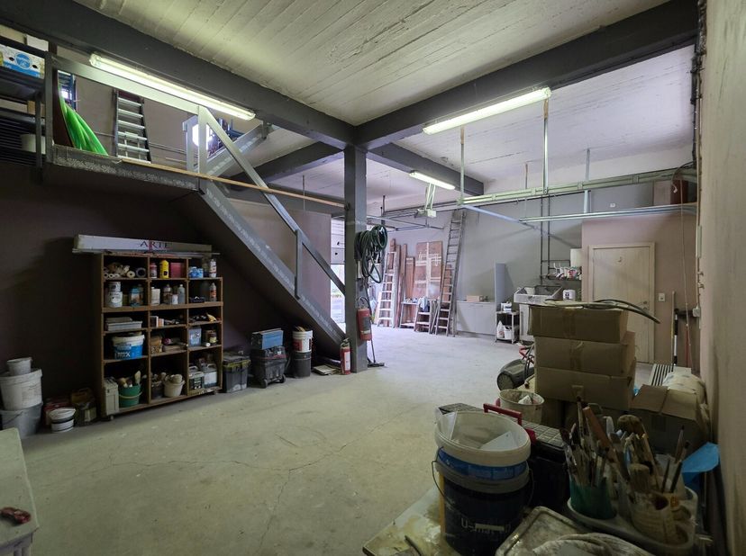Vlot bereikbaar, veelzijdig atelier/magazijn/stockageruimte in Beveren-Leie, totale vloeroppervlakte +/- 200m². Mits bekomen omgevingsvergunning is om