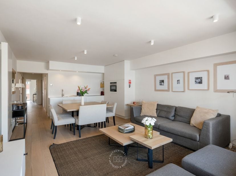 Ontdek dit uniek appartement op de Lippenslaan. Gelegen op slechts enkele minuten wandelen van de dijk en het strand, kan u hier genieten van de bruis