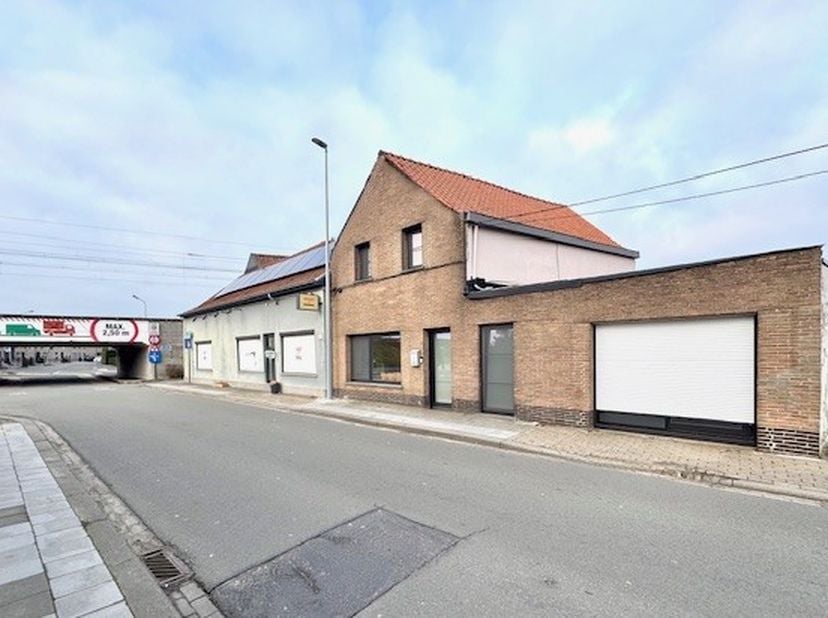 Woning op heel centrale residentiële ligging nabij het Gaverke te Waregem; Gelegen nabij alles wat men nodig heeft: winkels, bakker, slager, openbaar