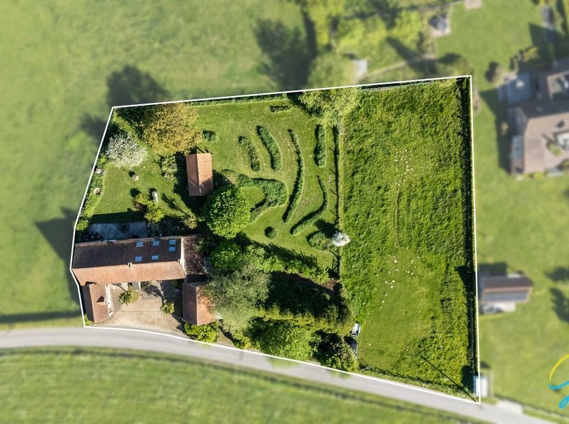 Dit charmant huis met aanpalend stuk grond, is gelegen op een unieke locatie in Everbeek, rondom heeft men een uniek uitzicht. Zeer rustig gelegen, in