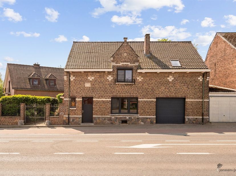 Op zoek naar een unieke woning waar charme en modern comfort samenkomen? Deze woning met rijke historiek werd grondig en stijlvol gerenoveerd, met uit