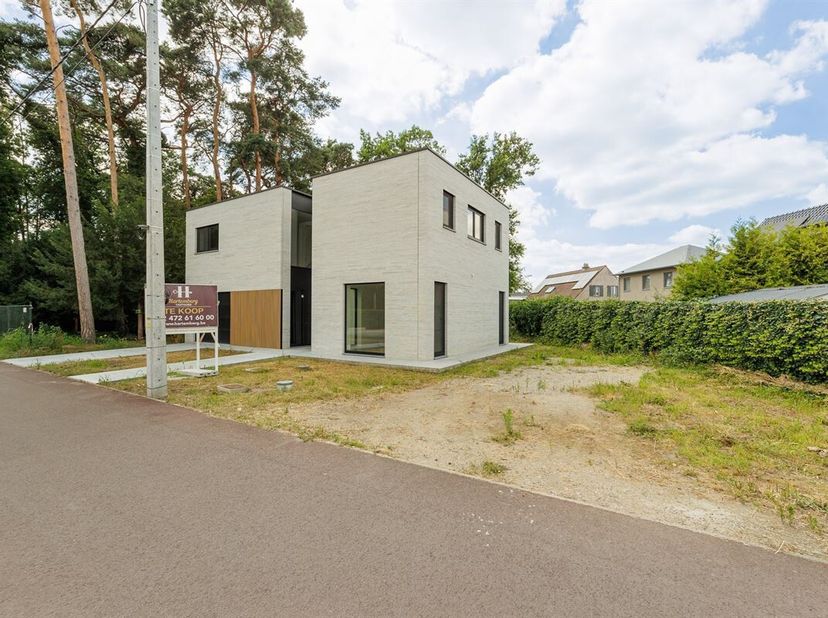 Deze nieuwbouwwoning wordt verkocht onder het stelsel van de registratierechten in plaats van btw, wat een aanzienlijk financieel voordeel oplevert. V