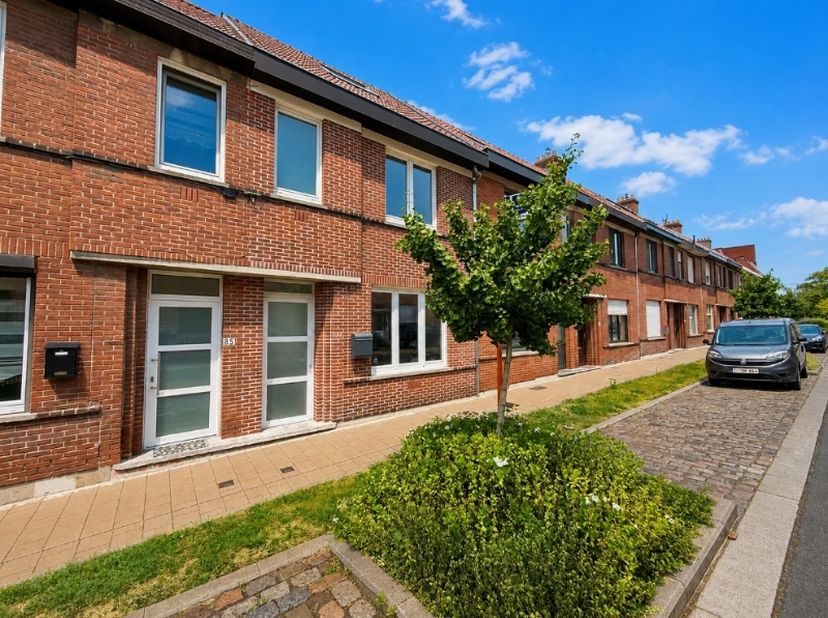 Bent u op zoek naar een instapklare woning op een toplocatie in Gent?<br />
Dan is deze volledig gerenoveerde woning beslist een bezoek waard!<br />
<