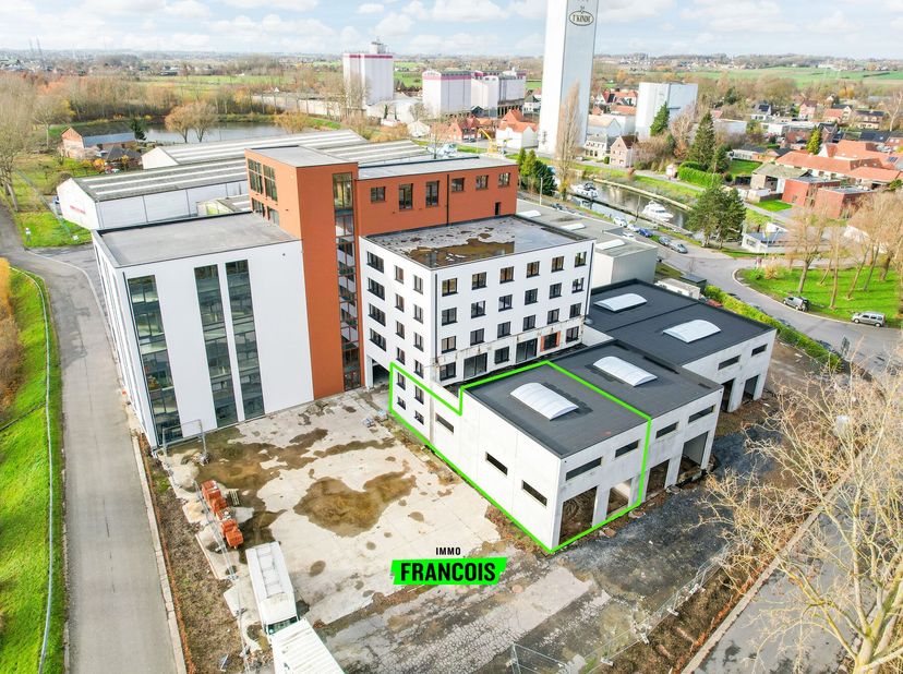 Gelegen aan verbindingswegen en tussen steden als Oudenaarde, Waregem en Kortrijk bieden wij u deze loods te huur aan. Het terrein is makkelijk te ber