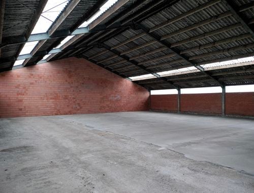                                        Entrepôt à louer à Ruddervoorde, € 750
