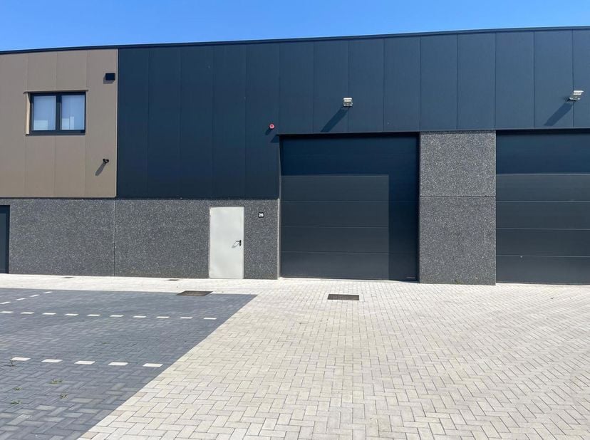 Modern magazijn 200m² te Ranst.<br />
3 parkeerplaatsen <br />
Volledig instapklaar.
