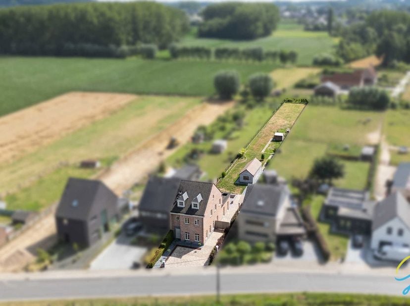 Bent u op zoek naar een instapklare woning waar kwaliteit, comfort en een rustige ligging perfect samenkomen? De woning is prachtig landelijk gelegen
