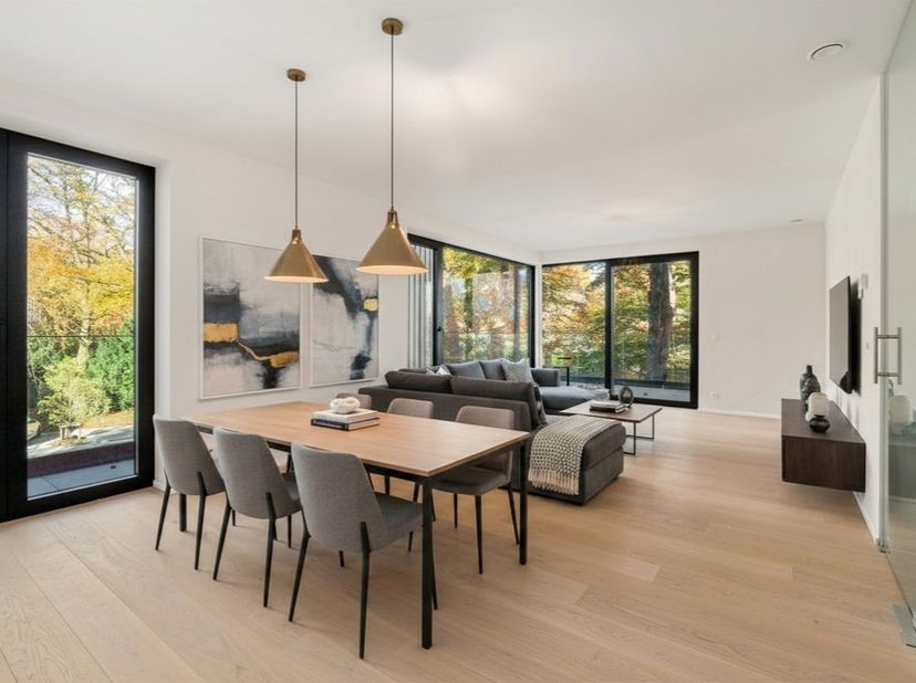 In het project Groenzicht in Rumbeke vindt u dit ruim en lichtrijk appartement van 97 m², waar comfort, rust en een praktische indeling samenkomen. Me
