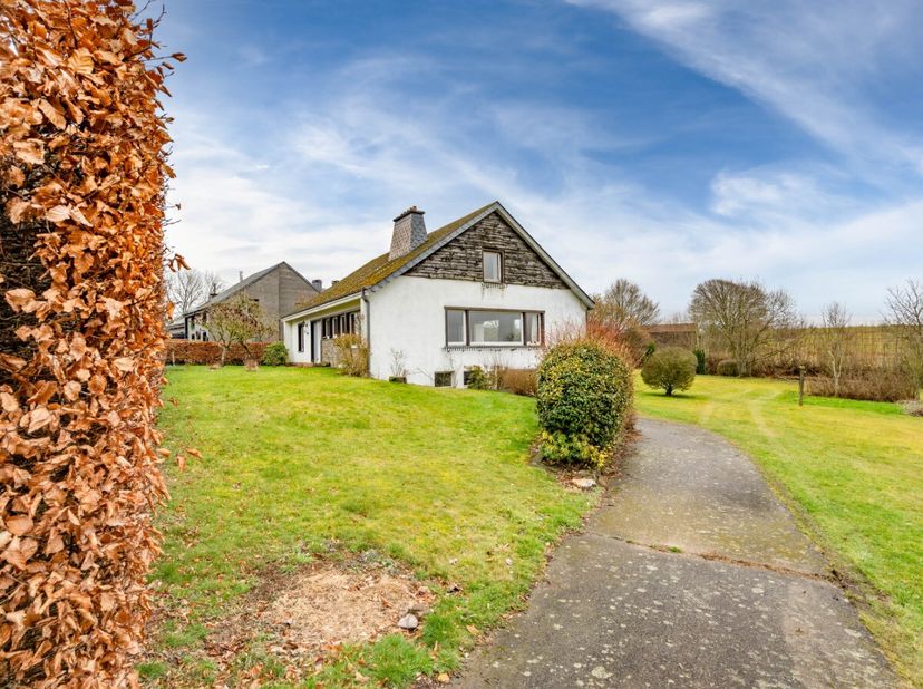 Lagence ERA BLUX est ravie de vous présenter cette charmante maison quatre façades située à Houffalize, dans un environnement calme et agréable. Elle