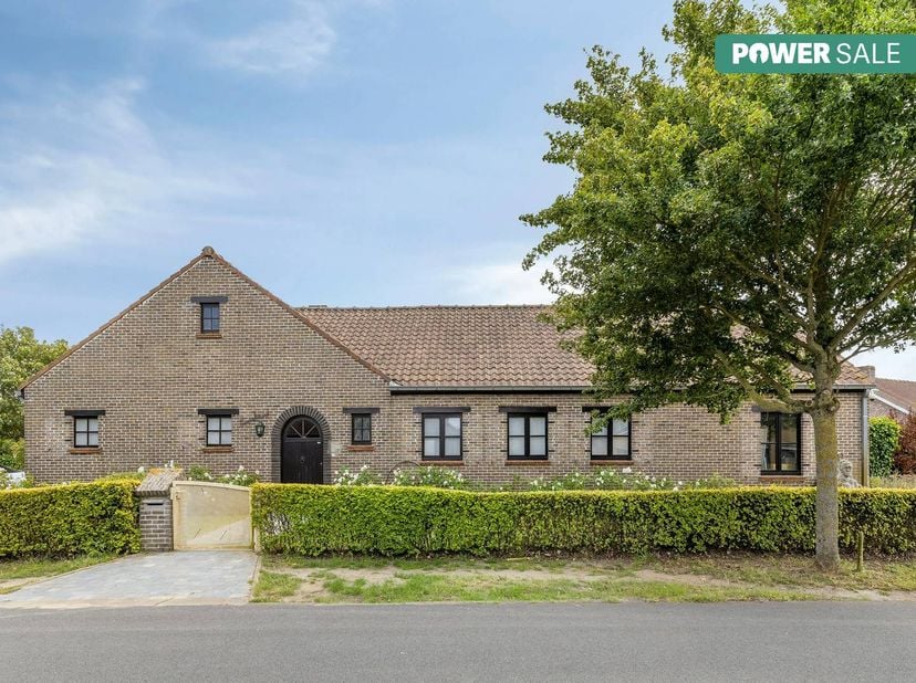 Deze ruime, recent gerenoveerde en opgefriste gelijkvloerse villa ligt residentieel en uiterst rustig op een royaal perceel van 1.266 m². Op wandelafs