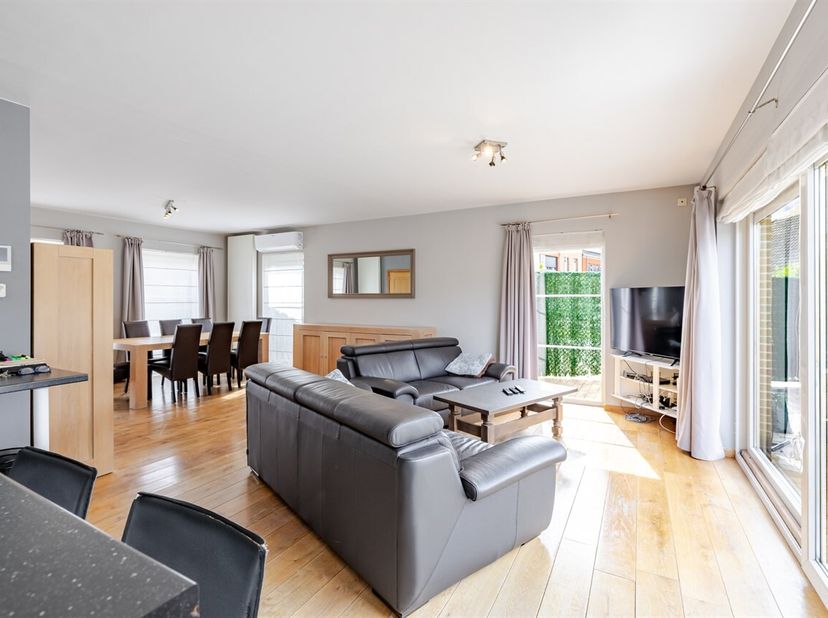 In een rustige en aangename straat te Aalst bevindt zich deze uitstekend onderhouden halfopen bebouwing, gebouwd in 2011. De woning is gelegen op een