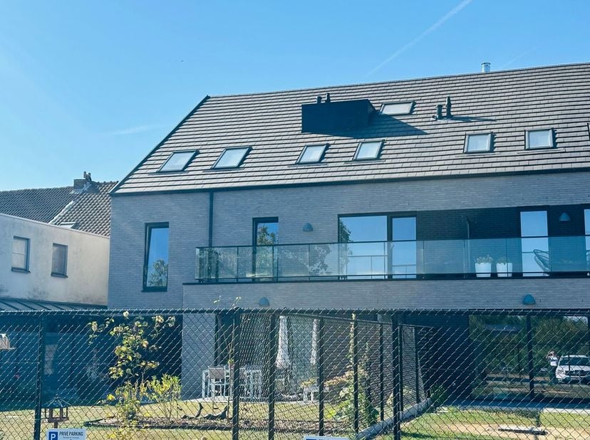 Modern nieuwbouw appartement te Nieuwerkerken.<br />
<br />
Dit appartement bevindt zich in een kleinschalig project en werd gebouwd met aandacht voor