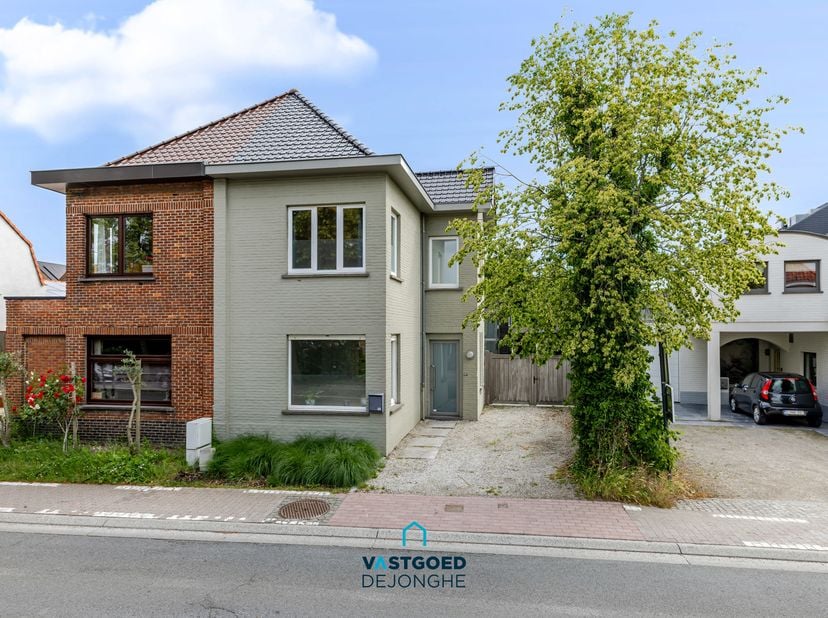Op wandel- en fietsafstand van het centrum van Sint-Martens-Latem, treffen we deze lichtrijke halfopen bebouwing aan.<br />
<br />
De woning heeft de