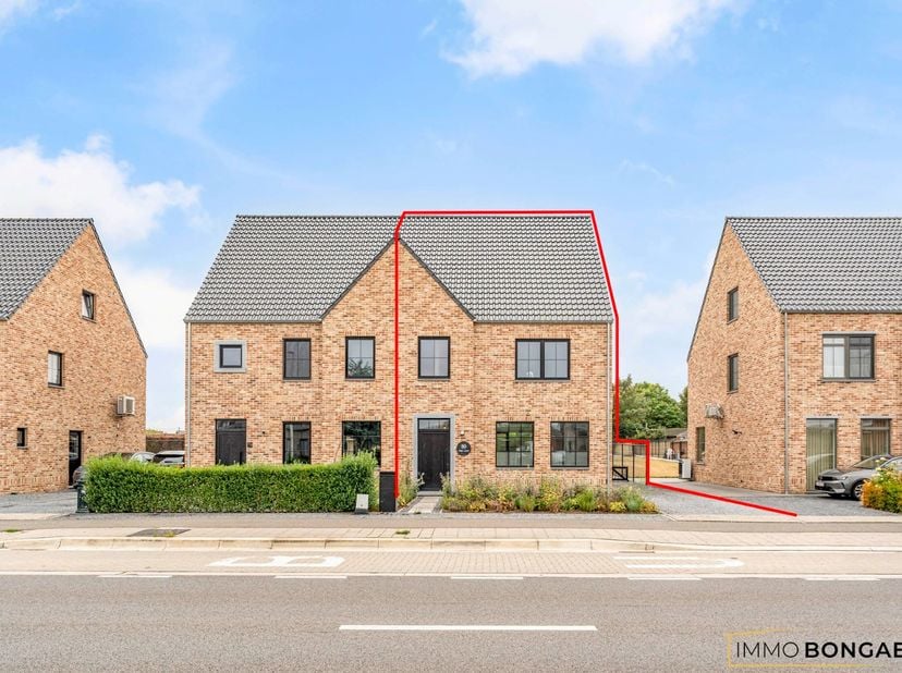 Deze recente woning van 2022 is gelegen op een perceel van 5 are langs de Maaseikerbaan in Opitter (Bree). Alle basisvoorzieningen zijn in de directe
