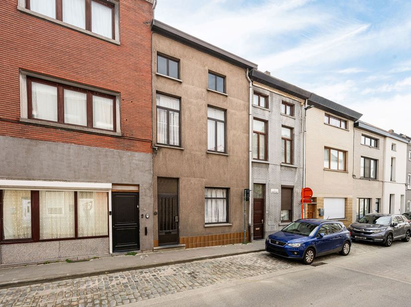 Deze op te frissen woning is gelegen in een levendige buurt vlak bij het centrum van Gent. Dankzij de centrale en vlot bereikbare ligging bereikt u he