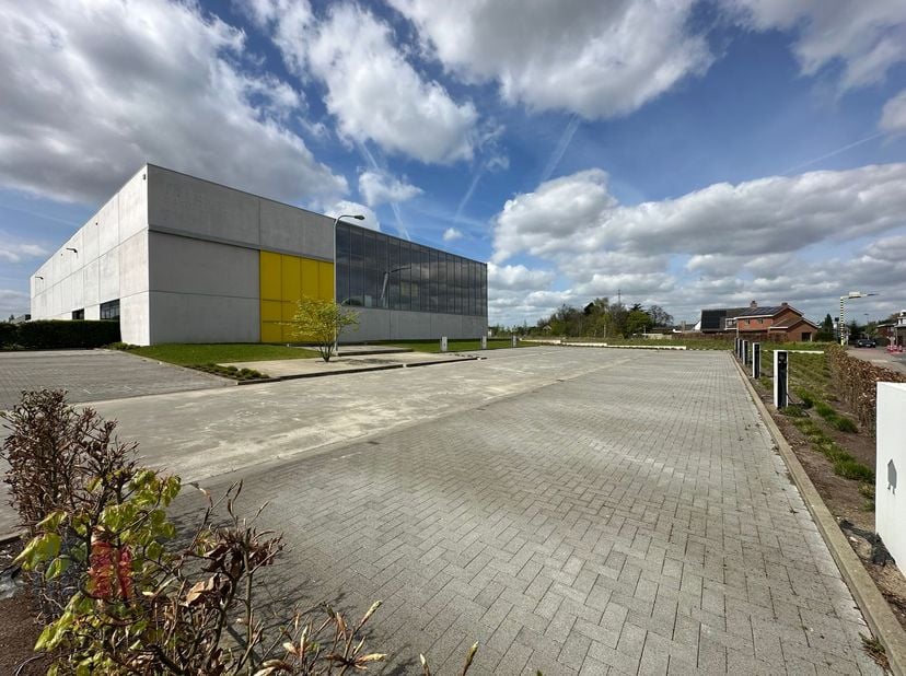 Dit instapklare bedrijfsgebouw, gebouwd in 2020, is gelegen op een ruim terrein van 5.069 m² en combineert moderne infrastructuur met een strategische