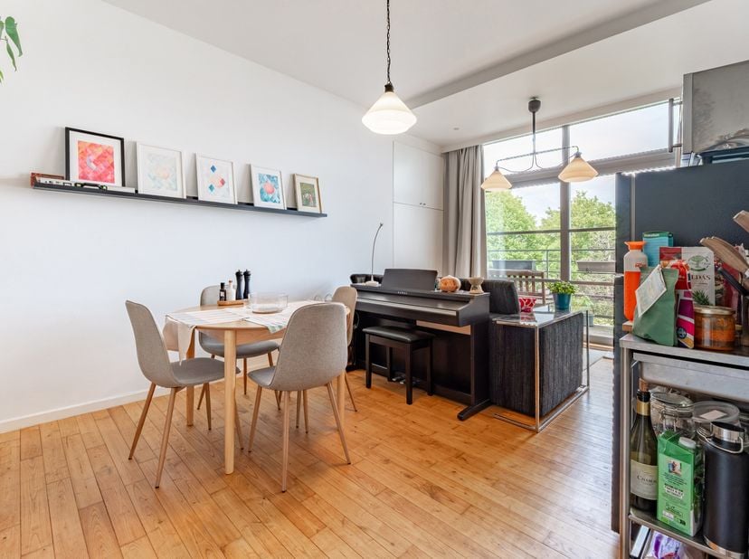 UKKLE, op de grens met Elsene, gelegen tussen de prestigieuze Avenue Molière en de Rue Edith Cavell, lichte STUDIO van 46 m² (EPB-oppervlakte). Lichte