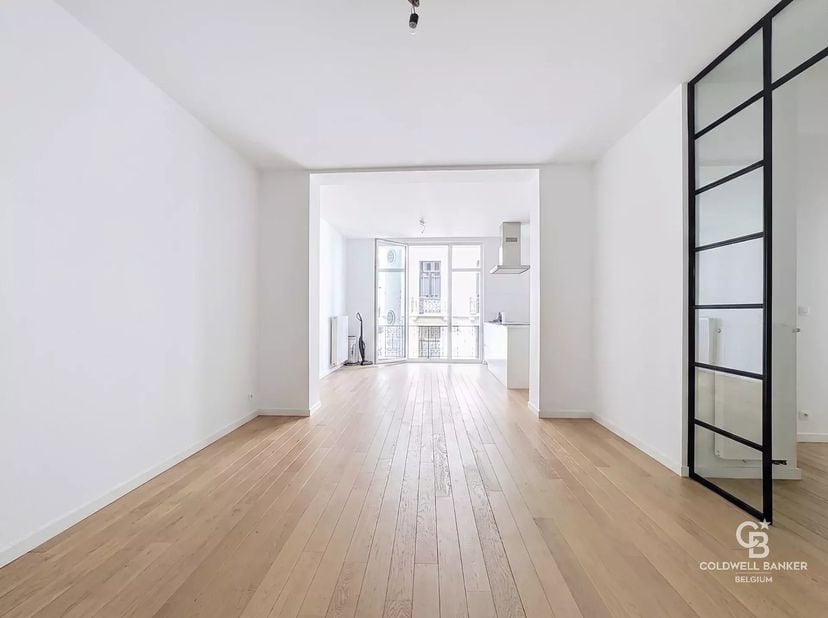 Zeer mooi appartement van ca. 66 m², gelegen op de 2e verdieping van 5, bestaande uit een inkomhal, een doorlopende woon-/eetkamer met een volledig ui