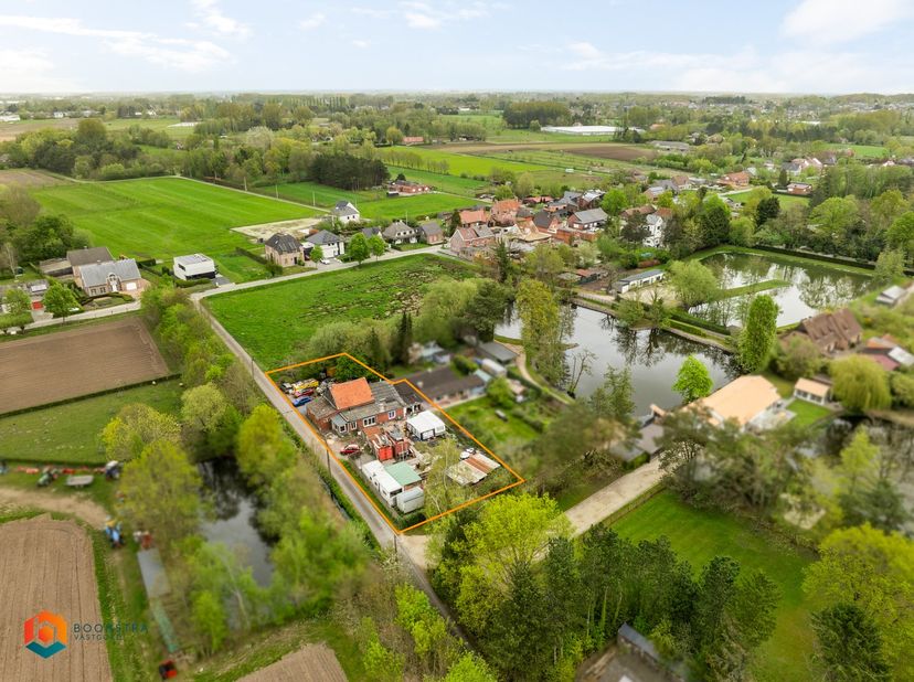 Op een uitstekende locatie in Putte bevindt zich deze casco woning met tuin en ruime garage. Een eigendom vol potentieel, waar de bestaande structuur