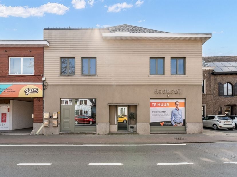 Handelspand op perfecte locatie met enorme visibiliteit!<br />
<br />
Belangrijkste troeven:<br />
- Centrale ligging in Balen centrum<br />
- Per