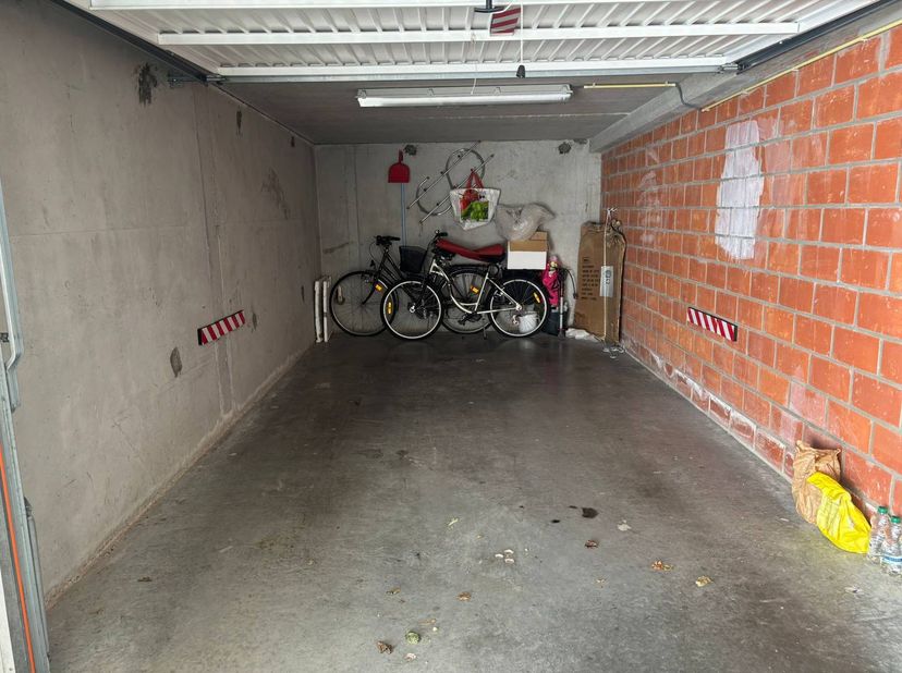 Goed gelegen garagebox te koop onder de residentie “Villa Frejus” te Middelkerke, Warande 33, op een steenworp van het centrum en de zeedijk! De garag