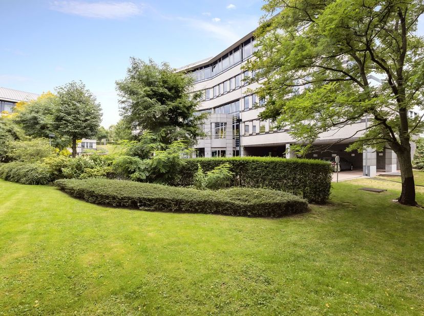 Kantoor&amp;nbsp;van&amp;nbsp;250&amp;nbsp;m² te huur.&amp;nbsp;Strategisch gelegen op slechts 2 minuten van de R0 (op- en afrit Jette) en geniet van een vlotte verbi