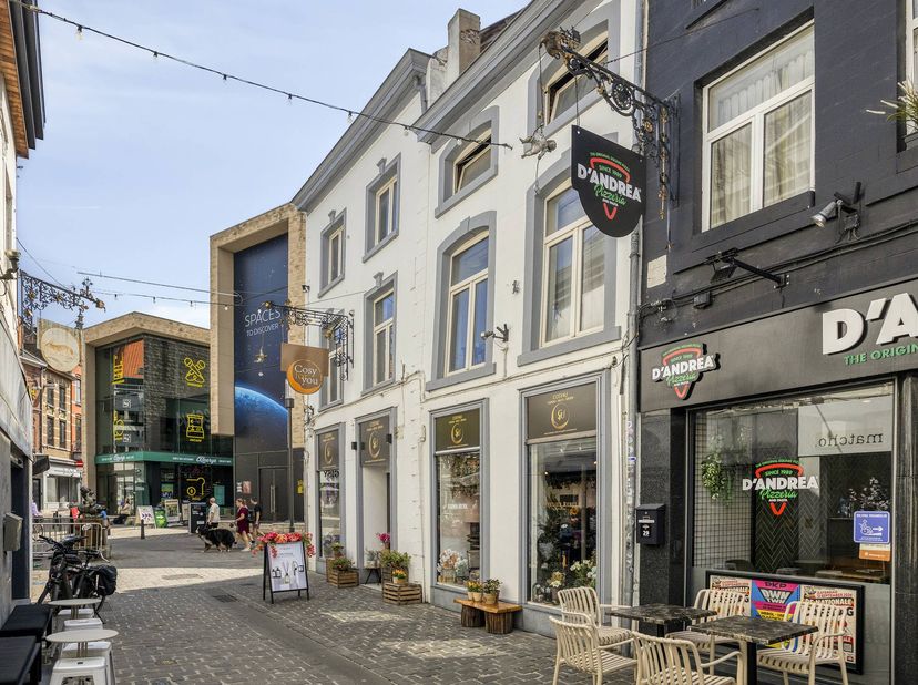 Dit handelspand is gelegen aan de Maastrichterstraat 31 in Hasselt, midden in het commerciële hart van de stad en op wandelafstand van de Grote Markt.