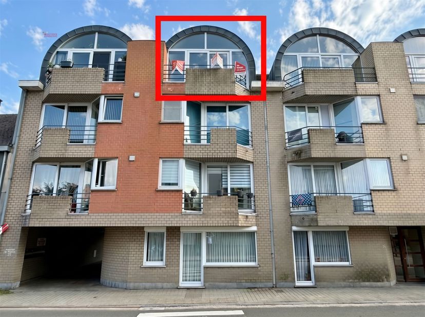 Op zoek naar een instapklaar appartement waar comfort, ruimte en een uitstekende ligging samenkomen?<br />
Dan is dit prachtige duplexappartement in