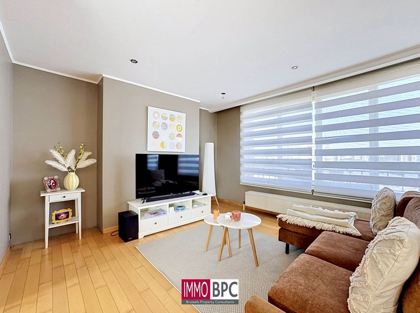Découvrez ce magnifique appartement de 84m², idéalement situé dans un agréable quartier résidentiel de Ganshoren, à proximité des transports en commun