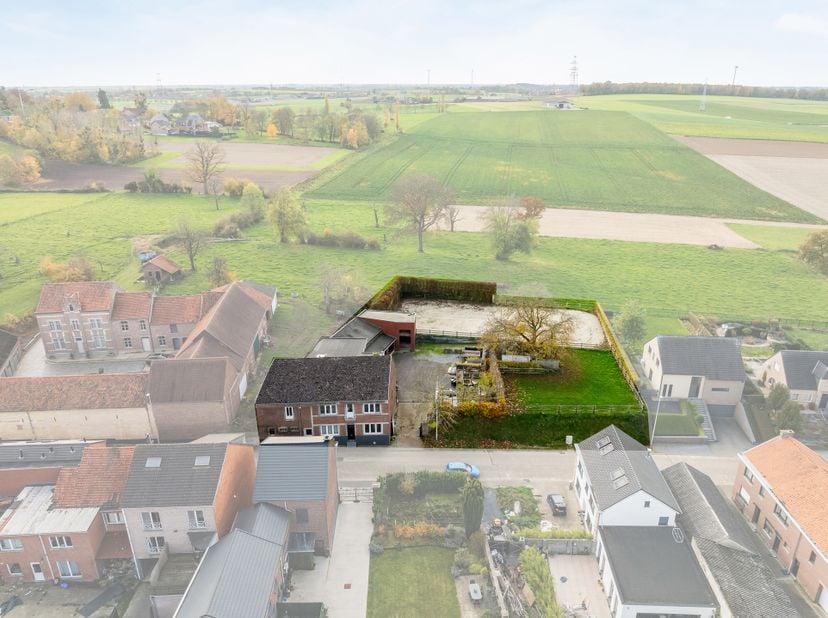 Stijlvolle hoevewoning met bijbehorende paardenstallen, rijpiste en weide op een royaal perceel van 22a10ca, gelegen aan de rand van het charmante Her