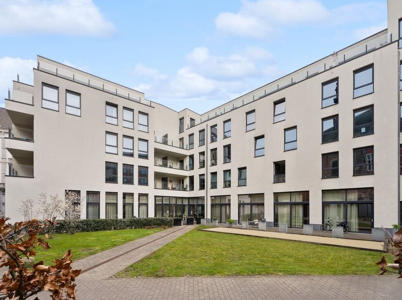 Bent u op zoek naar een zorgeloze investering op een plek waar wonen en zorg hand in hand gaan? Dit modern assistentie-appartement in het prestigieuze