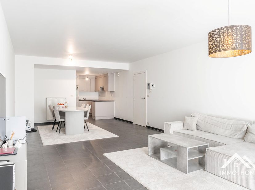 Dit mooie instapklare appartement is terug te vinden op het gelijkvloers van het moderne complex. Je wordt er ontvangen in een ruime inkomhal die de c