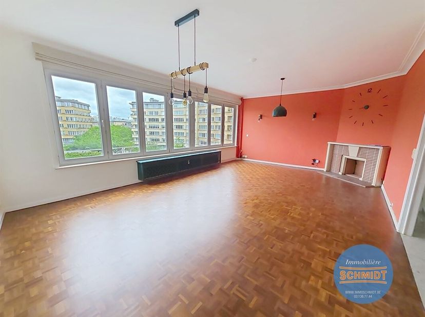 IMMOSCHMIDT (Réf.29652) - ETTERBEEK - Place du Roi Vainqueur - LIBRE IMMEDIATEMENT : Très bel appartement lumineux en parfait état de +/- 95m² situé s